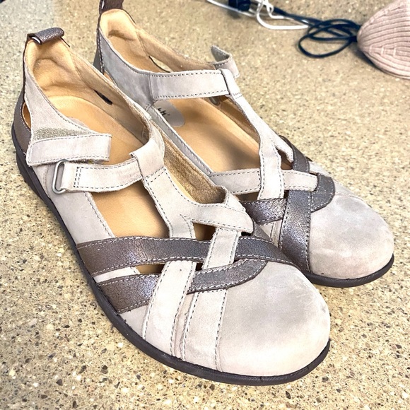 NWT Earth Women's Gray and Brown Flats genuine leather very comfortable. - Picture 2 of 8